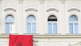 Červené trenýrky visí z oken jednoho z domů na pražském Klárově 21. srpna 2018, v den 50. výročí okupace Československa vojsky Varšavské smlouvy v roce 1968.