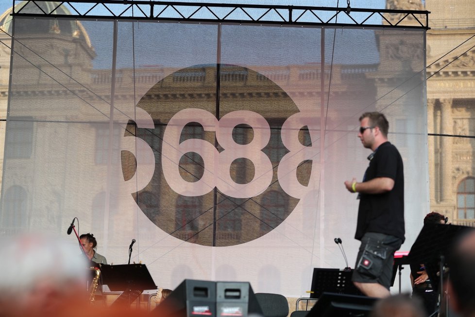 Koncert hitů roku 1968 zaplnil lidmi celé Václavské náměstí