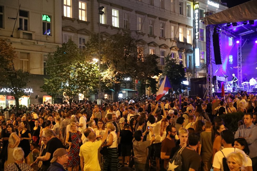 Koncert hitů roku 1968 zaplnil lidmi celé Václavské náměstí