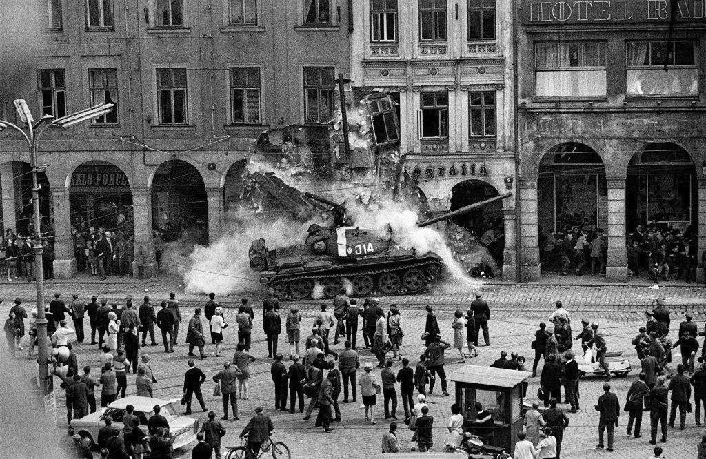 V Liberci jeden z tanků dokonce naboural do domu.