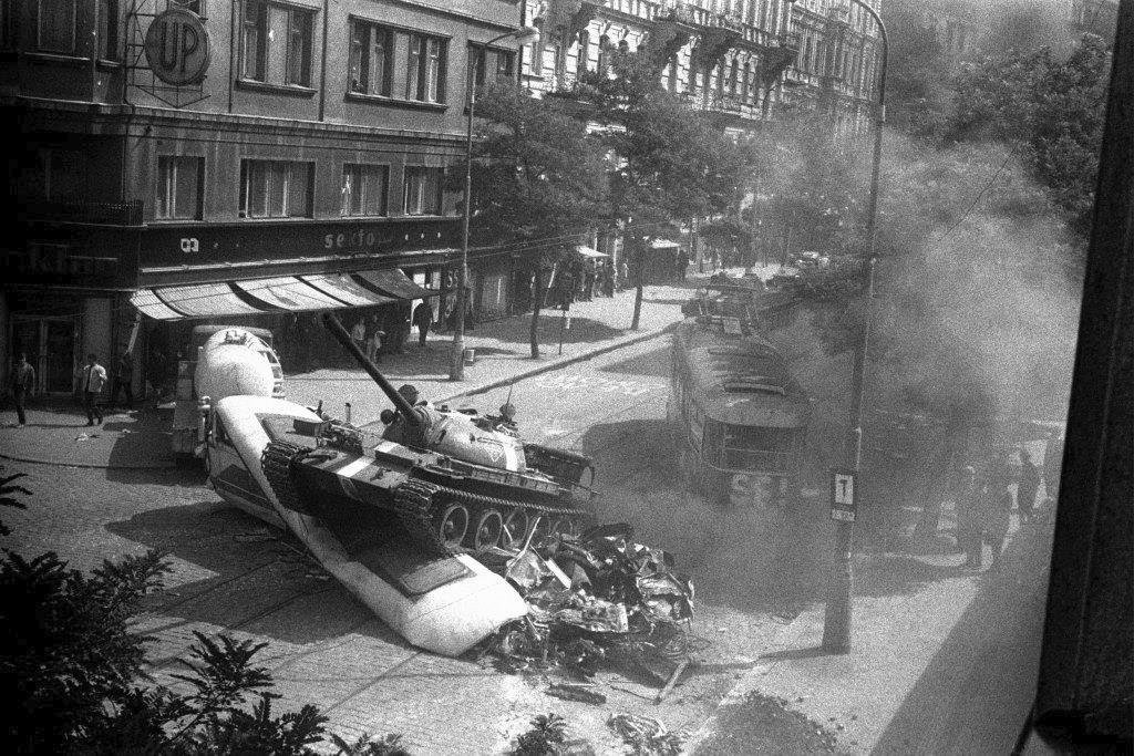 Tanky na Vinohradské třídě nezastavily ani tramvaje.