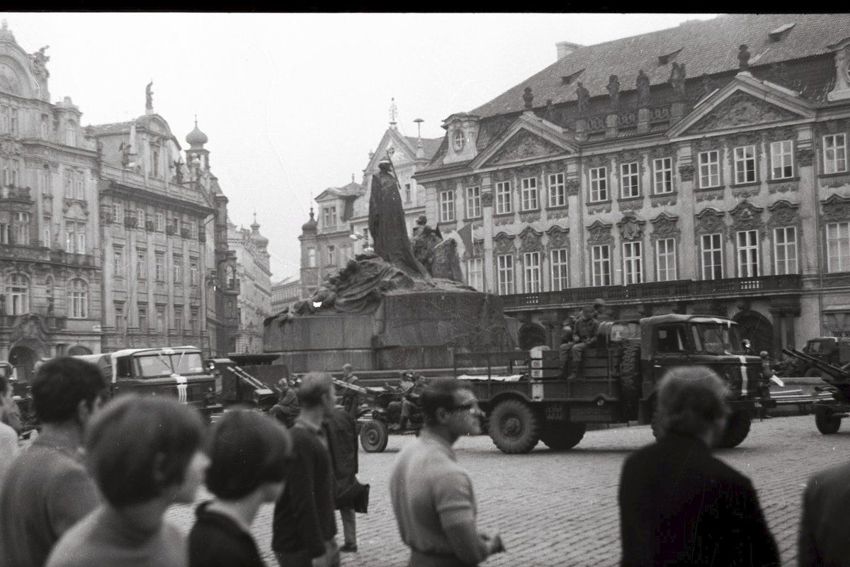 Takhle začali vojáci obsazovat Staroměstské náměstí.