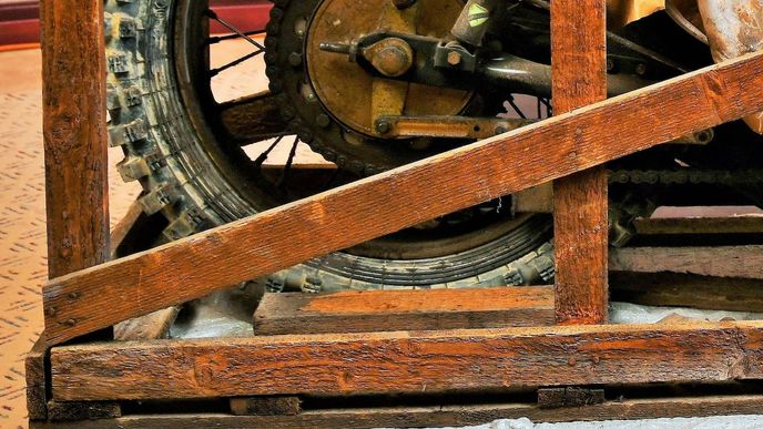 Motocykl ČZ 400 z roku 1973, který byl po padesát let uložený v původní přepravce, se našel v USA. V aukci v Las Vegas se prodal za více než 13 tisíc dolarů. Motocykl ČZ 400 z roku 1973, který byl po padesát let uložený v původní přepravce, se našel v USA. V aukci v Las Vegas se prodal za více než 13 tisíc dolarů.