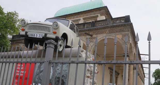 „Komunistům v roce 1989 povolily nervy,“ říká historik. Trabanty nechávali Němci před zdí