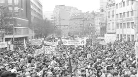 Pohled na účastníky generální stávky v Bratislavě, kam přišly desetitisíce lidí (27. listopadu 1989).