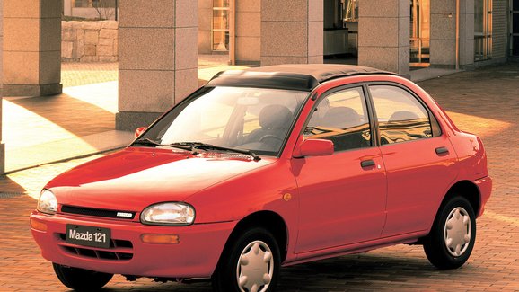 Mazda 121 DB (1990-1997): Japonské vajíčko se shrnovací střechou oslovovalo ženy