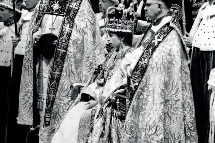 2. června 1953: Mladá královna při korunovaci ve Westminster Abbey.