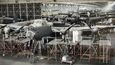 Rok 1943, výroba bombardérů Lancaster ve fabrice ve Woodfordu nedaleko Manchesteru.