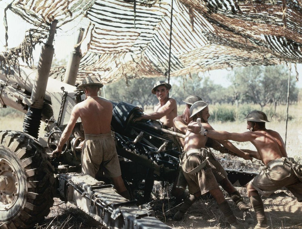Září 1943, příslušníci britského královského dělostřelectva při akci v Itálii. 