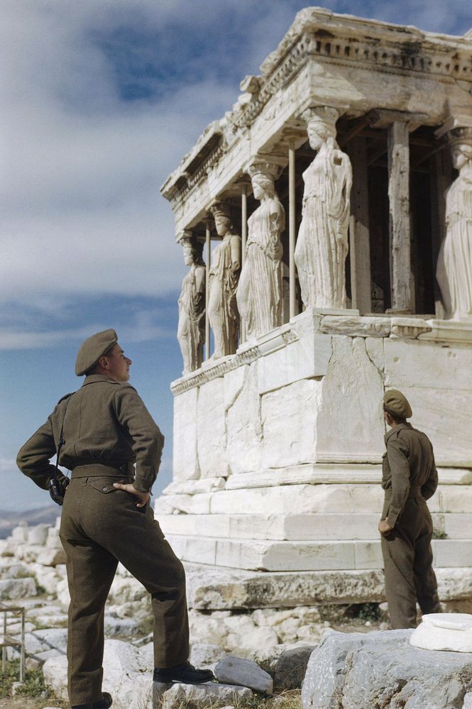Říjen 1944, britští vojáci obdivují antické památky v řeckých Aténách.