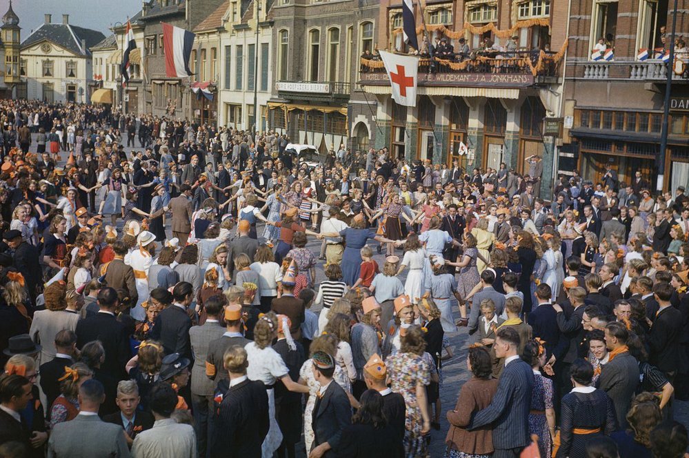 Září 1944, Nizozemci tancují na oslavu osvobození města Eindhoven. Svobodu jim přinesli spojenečtí vojáci. 