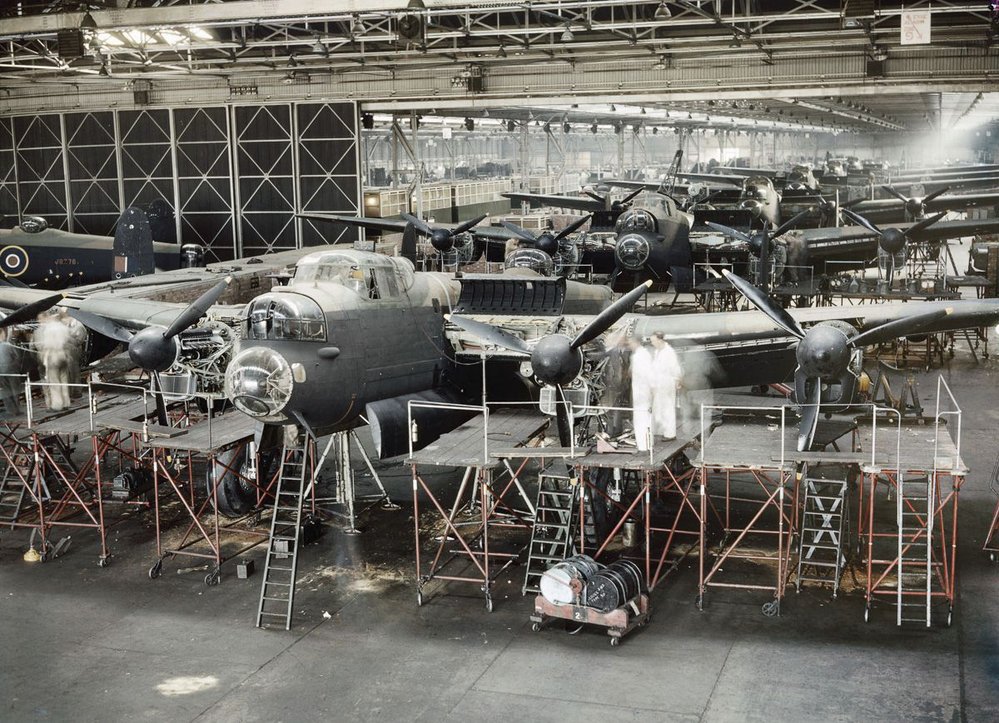 Rok 1943, výroba bombardérů Lancaster ve fabrice ve Woodfordu nedaleko Manchesteru.