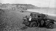 Opuštěný britský Daimler Ding na pláži u Dieppe