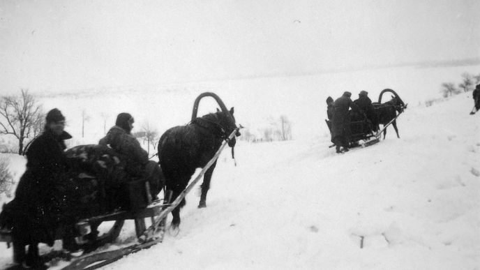 Maďarští vojáci s koňskými saněmi v zimě 1942/43
