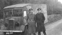 Charles Cholmondeley a Ewen Montagu dne 17. dubna 1943 převážejí tělo do Skotska