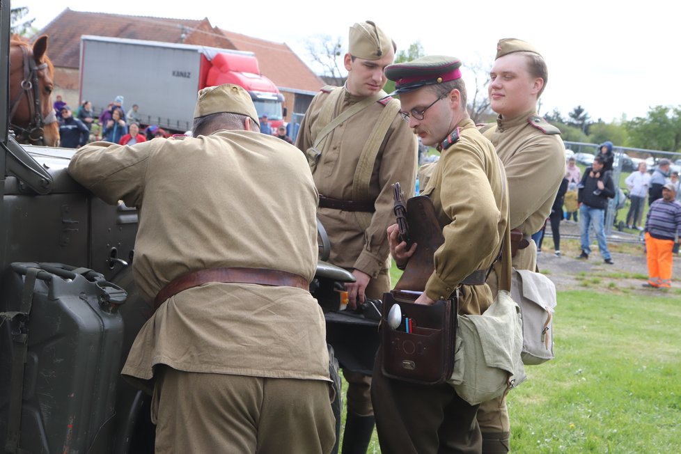 Jižní Morava si připomíná konec 2. světové války. Poukazuje na oběti lidské i zvířecí, zejména koní. Připomínkový jízda začala v Hruškách na Břeclavsku a skončí v Brně.