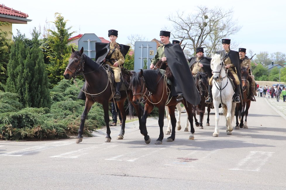 Jižní Morava si připomíná konec 2. světové války. Poukazuje na oběti lidské i zvířecí, zejména koní. Připomínkový jízda začala v Hruškách na Břeclavsku a skončí v Brně.