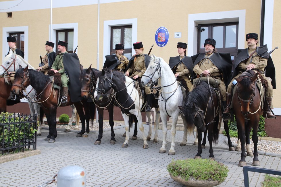 Jižní Morava si připomíná konec 2. světové války. Poukazuje na oběti lidské i zvířecí, zejména koní. Připomínkový jízda začala v Hruškách na Břeclavsku a skončí v Brně.