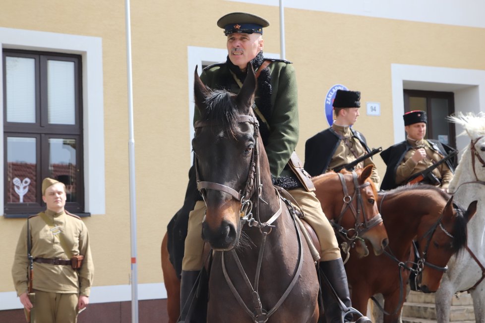 Jižní Morava si připomíná konec 2. světové války. Poukazuje na oběti lidské i zvířecí, zejména koní. Připomínkový jízda začala v Hruškách na Břeclavsku a skončí v Brně.