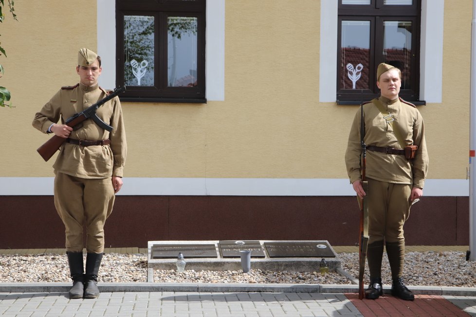 Jižní Morava si připomíná konec 2. světové války. Poukazuje na oběti lidské i zvířecí, zejména koní. Připomínkový jízda začala v Hruškách na Břeclavsku a skončí v Brně.