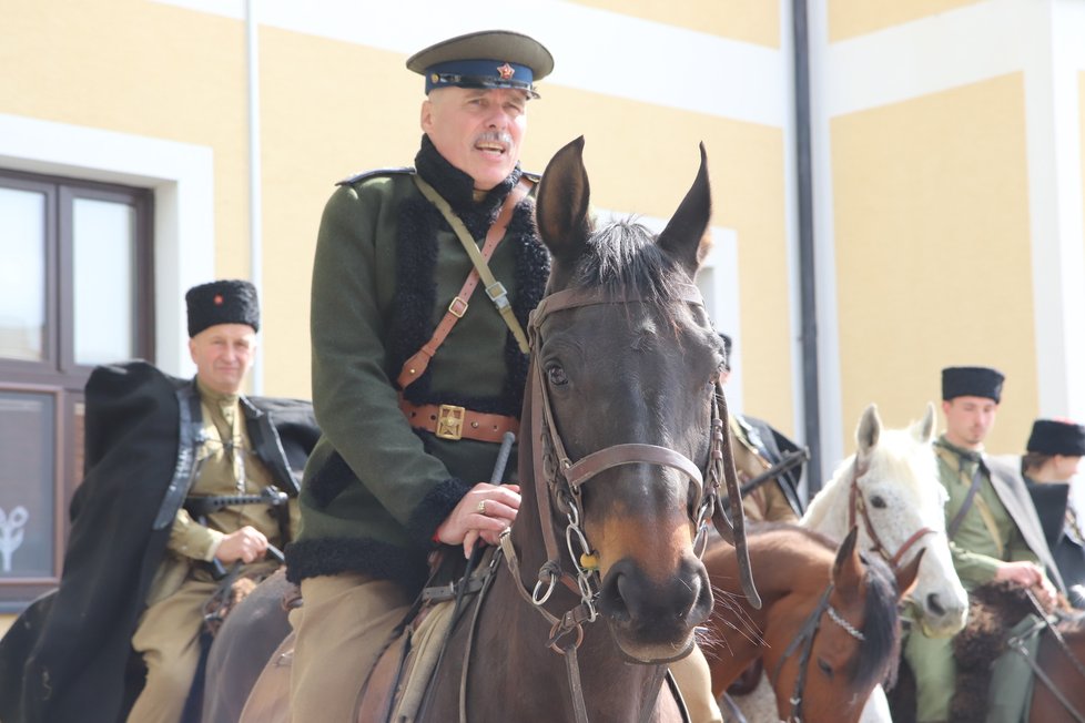 Jižní Morava si připomíná konec 2. světové války. Poukazuje na oběti lidské i zvířecí, zejména koní. Připomínkový jízda začala v Hruškách na Břeclavsku a skončí v Brně.