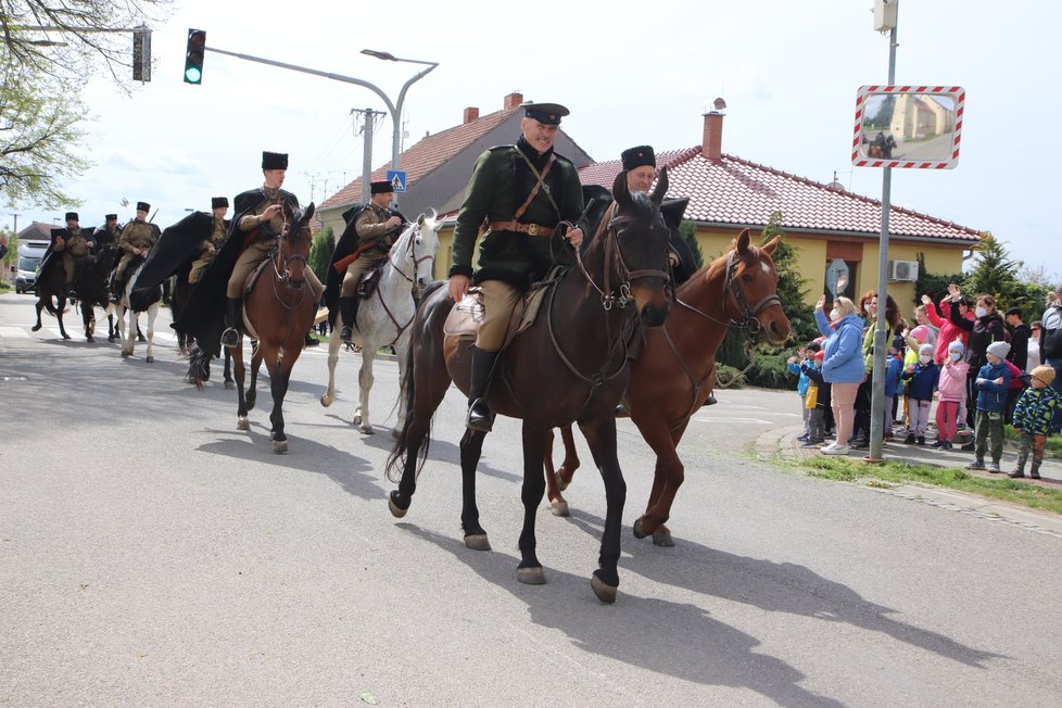 Jižní Morava si připomíná konec 2. světové války. Poukazuje na oběti lidské i zvířecí, zejména koní. Připomínkový jízda začala v Hruškách na Břeclavsku a skončí v Brně.