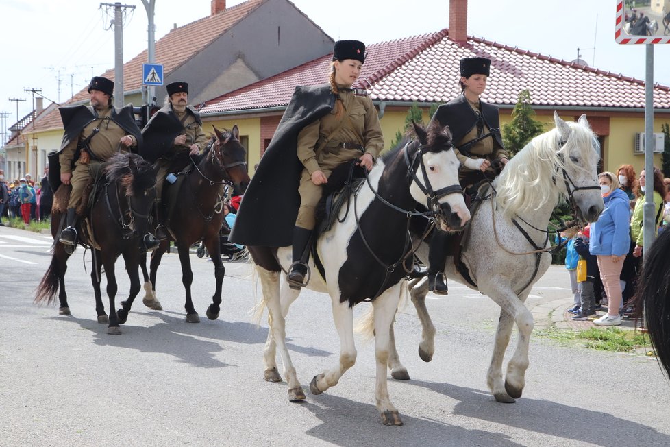 Jižní Morava si připomíná konec 2. světové války. Poukazuje na oběti lidské i zvířecí, zejména koní. Připomínkový jízda začala v Hruškách na Břeclavsku a skončí v Brně.