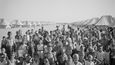 Obyvatelé někdejší Jugoslávie v uprchlickém táboře u Suezského průplavu.