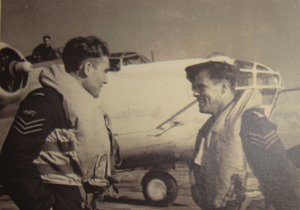 Jiří Pavel Kafka (vlevo), v pozadí bombardér B-24.