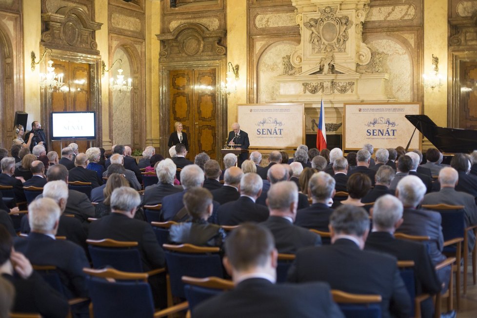 Slavnostní shromáždění k 20 letům od vzniku Senátu. v pozadí projev Jaroslava Musiala.