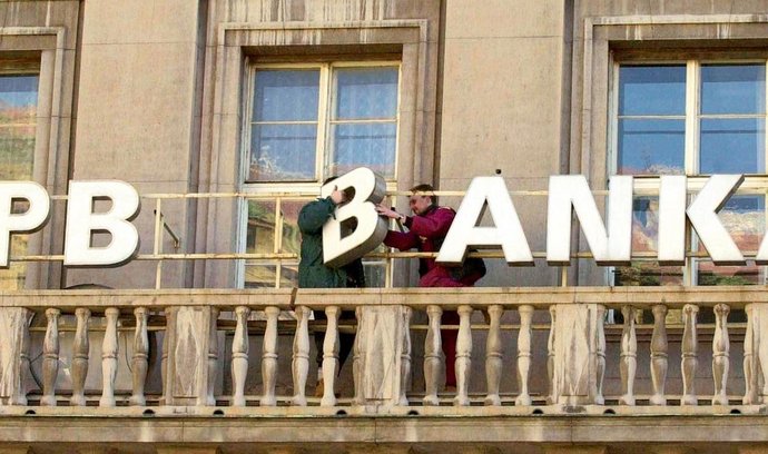 2001 - Demontáží označení centrály bývalé Investiční a poštovní banky v Praze