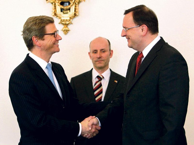 2012. Český premiér Petr Nečas (vpravo) vítá ve Strakově akademii v Praze německého ministra zahraničních věcí Guida Westerwelleho