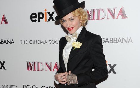 2013: Královna popu doplnila model o zdobenou rukavičku a místo kapesníčku si dala do klopy růži.