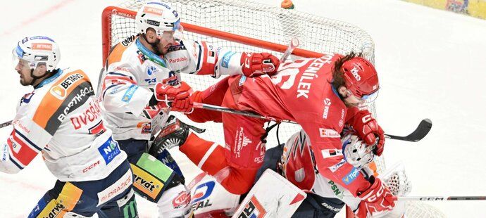 ONLINE: Pardubice - Třinec 2:0. Dva bleskové údery! Pálili Radil a Sedlák