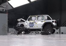 Sláva! Jeep Wrangler už se v náročném nárazovém testu nepřevrací