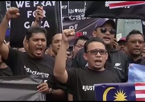 V Malajsii bouřlivě protestují: Chceme znát viníka sestřelení letadla!
