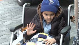 Britský chlapec, který se léčil v Česku: Nesmíme domů, vezmou nám ho, bojí se rodiče!