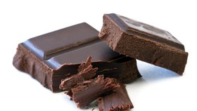 Kvalitní čokoláda by neměla obsahovat žádné ztužené tuky, ale pravé kakaové máslo. A velké množství kakaa.