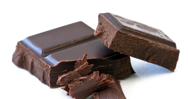 Kvalitní čokoláda by neměla obsahovat žádné ztužené tuky, ale pravé kakaové máslo. A velké množství kakaa.