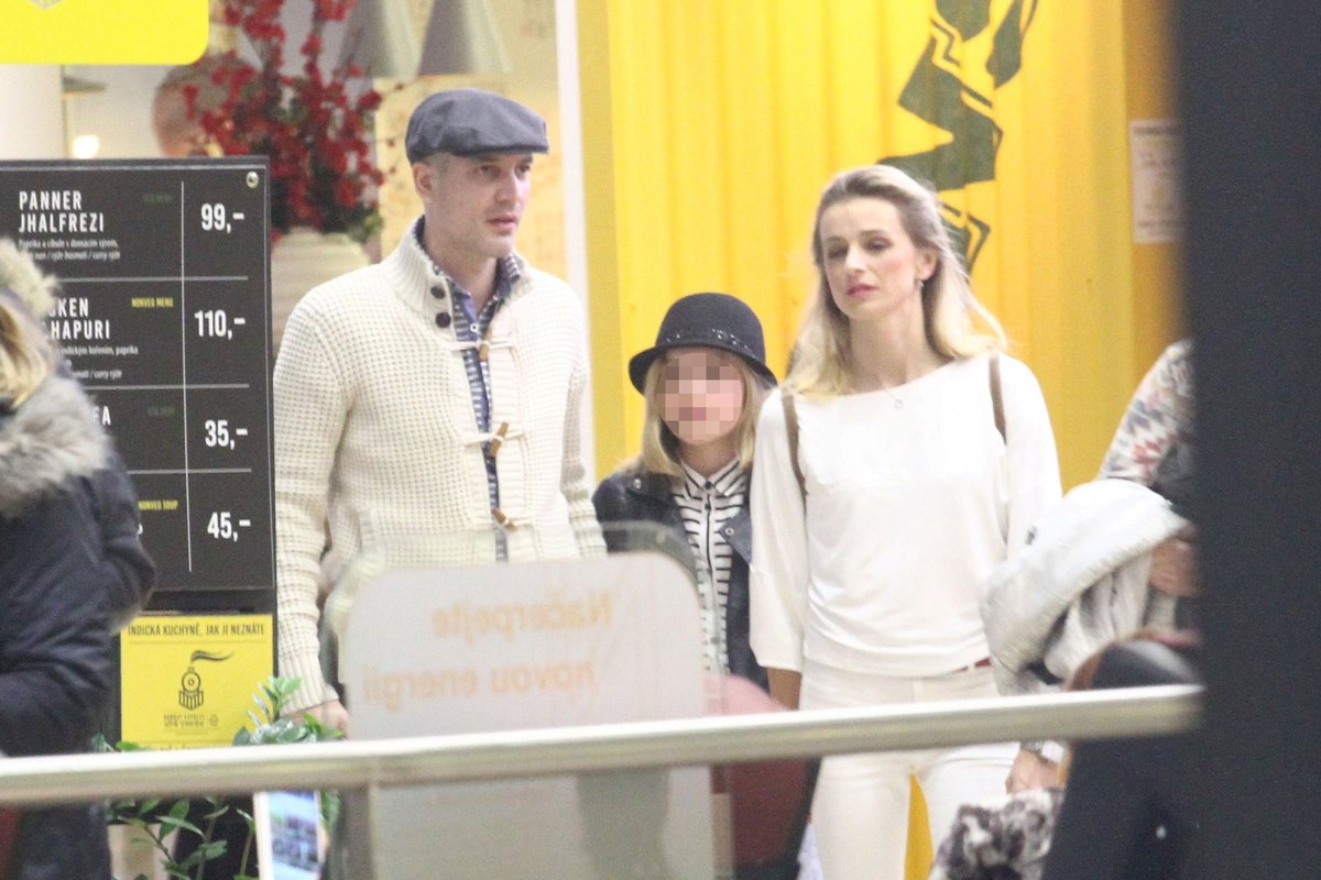 Ivana Jirešová s milencem a dcerou v nákupním centru.