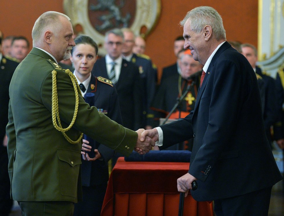 Zeman povyšoval vojáky a policisty do hodnosti generála (28.10.2018)