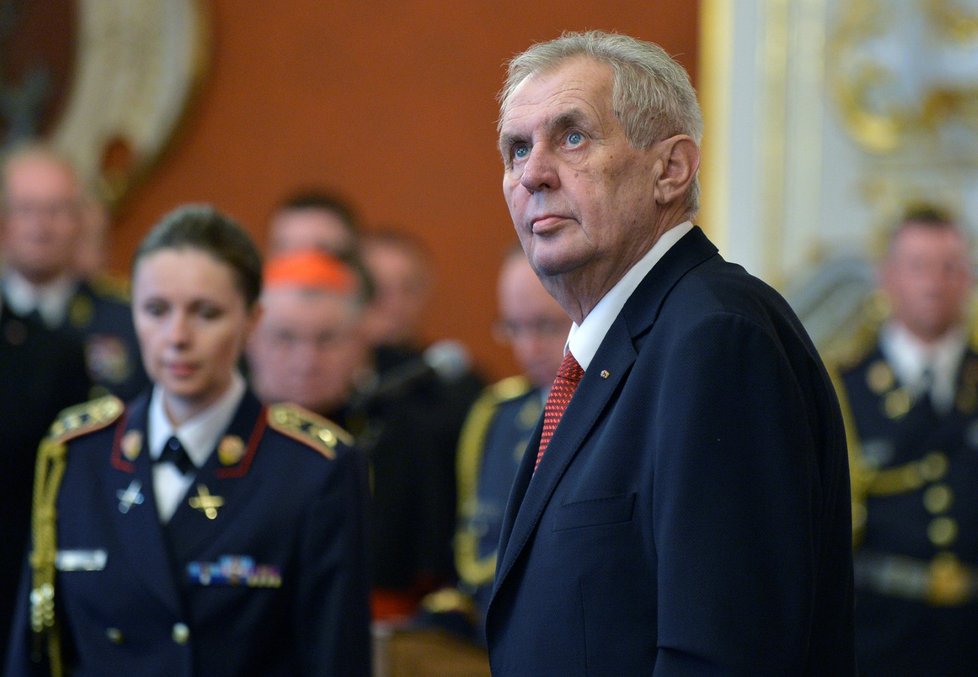 Zeman povyšoval vojáky a policisty do hodnosti generála (28.10.2018)