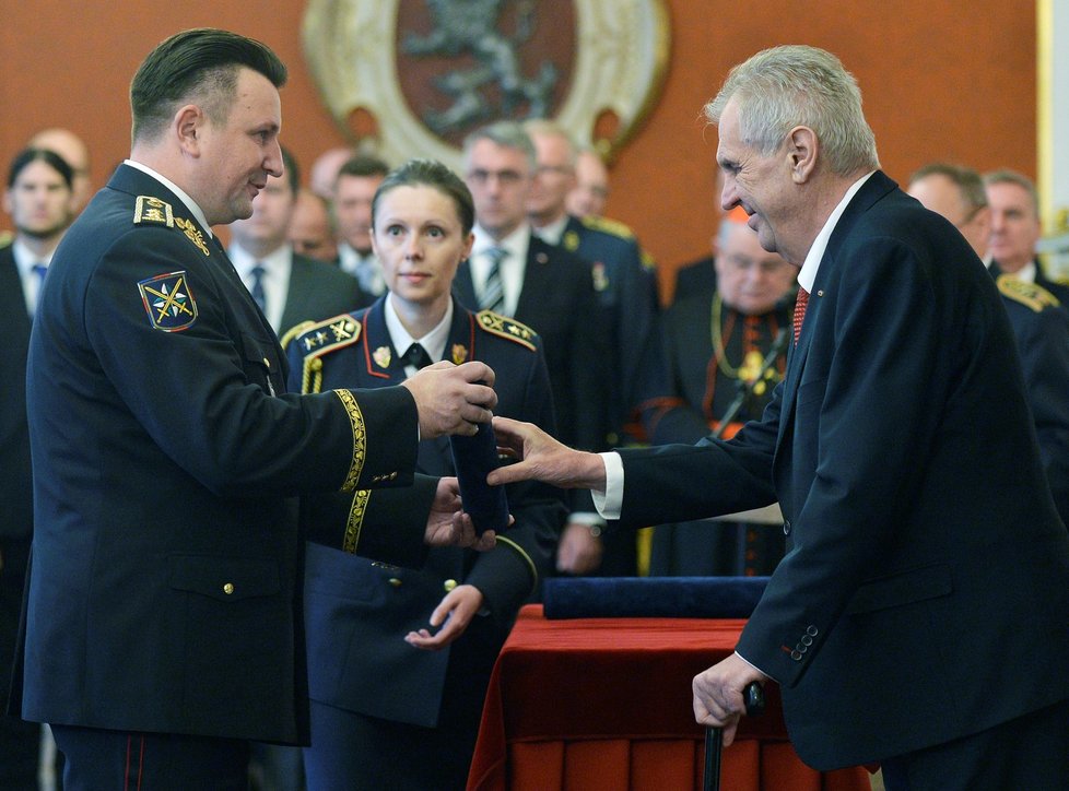 Zeman povyšoval vojáky a policisty do hodnosti generála (28.10.2018)