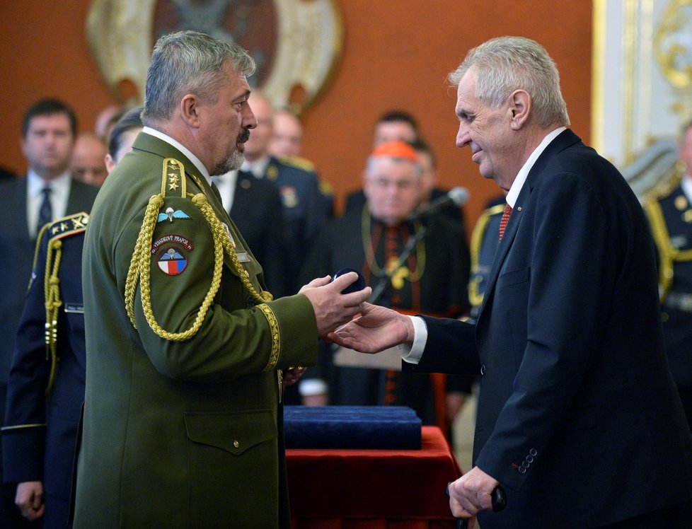 Zeman povyšoval vojáky a policisty do hodnosti generála (28.10.2018)