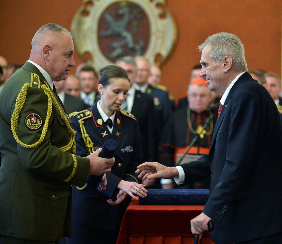 Zeman povyšoval vojáky a policisty do hodnosti generála (28.10.2018)