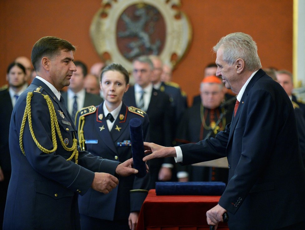 Zeman povyšoval vojáky a policisty do hodnosti generála (28.10.2018)