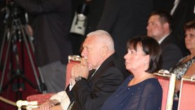 Předávání státních vyznamenání: Václav Klaus usedl vedle Ivany Zemanové (28. 10. 2016).