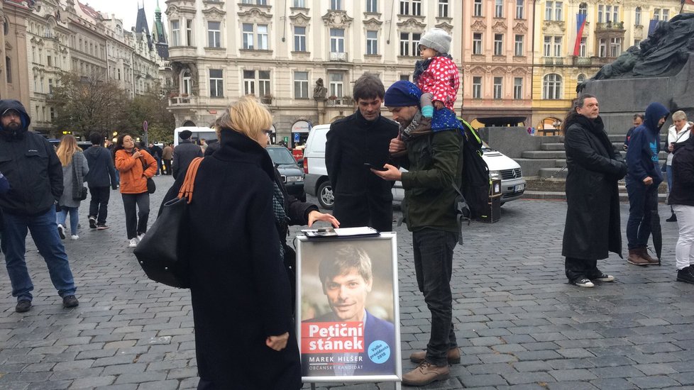 28. říjen: Marek Hilšer u podpisového stánku na Staroměstském náměstí