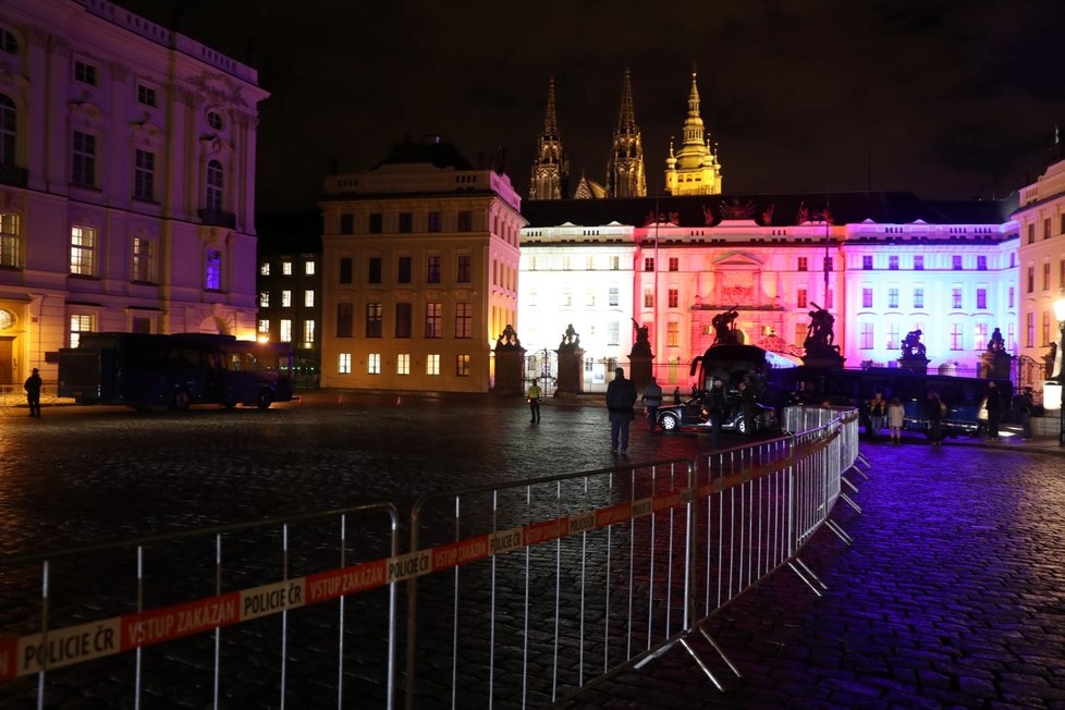 Pražský hrad a jeho nasvícení v národní barvách (28. 10. 2019)