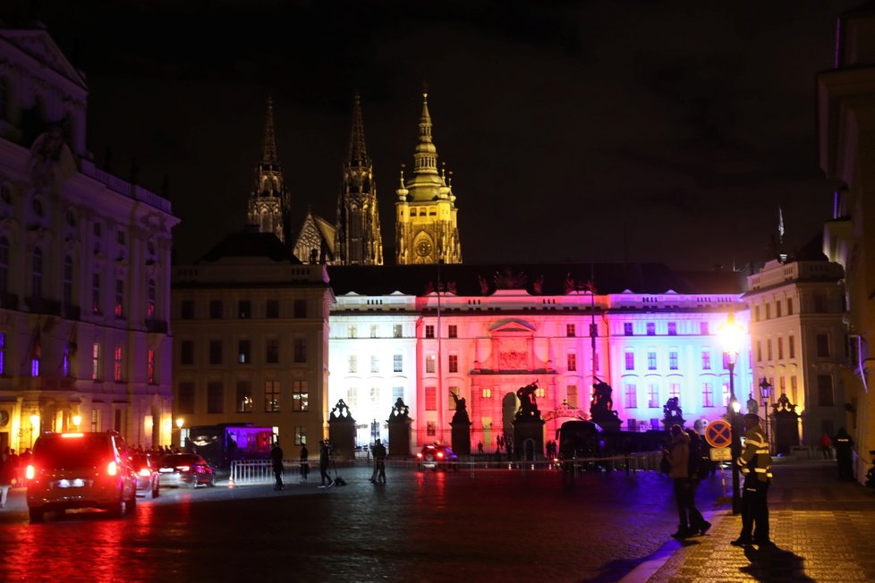 Pražský hrad a jeho nasvícení v národní barvách (28. 10. 2019)